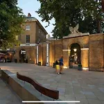 Elegant Apartment In The Heart Of Chelsea Sleeps 7